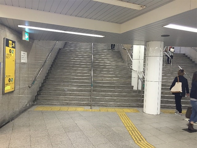 御堂筋梅田駅　８番出口　階段
